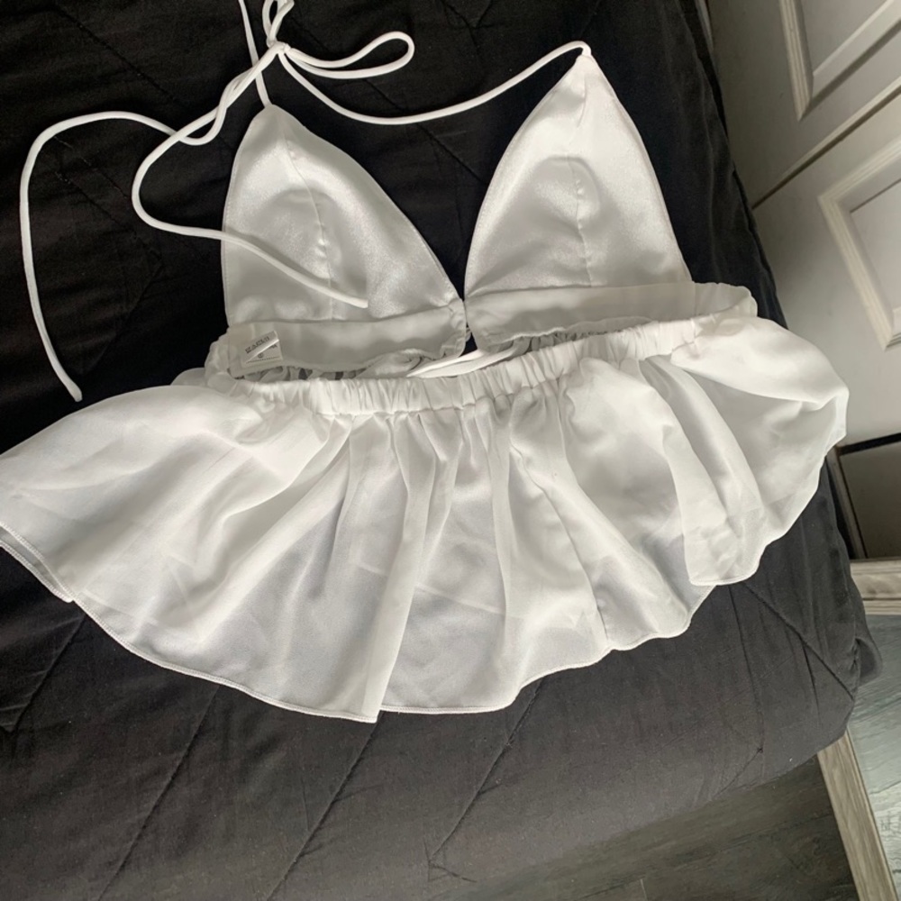 Backless Knotted Ruffle Halter Top - Picture 2 of 5